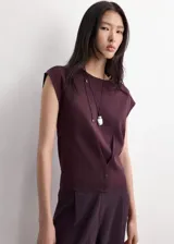 Top de punto fino color bordó, de diseño recto, cuello redondo, mangas cortas y cierre delantero con tres botones.