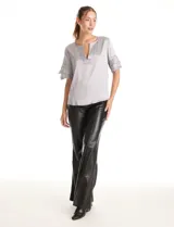 Blusa de satén color azul marino con escote en V y mangas cortas con tres capas de volados superpuestos.