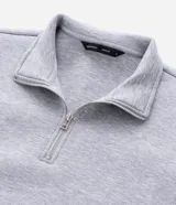 Buzo masculino de cuello alto con cierre frontal parcial, manga larga y puños ajustados. Confeccionado en tejido técnico de tacto suave.