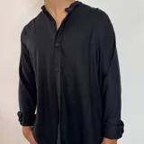 Camisa de manga larga con cuello mao, confeccionada en lino, con corte regular y cierre frontal de botones.