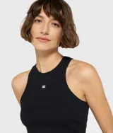 Musculosa negra de algodón orgánico con corte entallado, cuello redondo acanalado y logo de minirayas en el pecho.