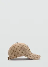 Gorra de béisbol color beige con estampado geométrico de rombos y monogramas en tono marrón. Cuenta con visera curva y hebilla metálica de ajuste en la parte posterior.