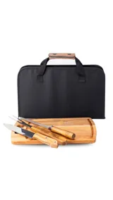 Set parrillero con pincho, cuchilla, chaira y tabla de madera de Acacia. Incluye estuche negro para transportar con cierre y detalle en broche abre y cierra en símil cuero.