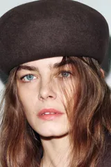 Gorro tipo casquete de diseño minimalista, confeccionado en lana 100% con acabado suave.