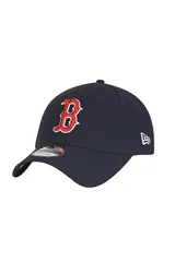 Gorro con visera New Era de los Boston Red Sox, color azul marino con logo bordado en relieve en color rojo y blanco en el frente.