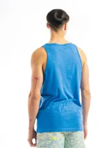 Musculosa lisa de color borgoña con cuello redondo y sisas amplias.