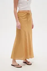 Falda larga de algodón color beige, con detalles de broderie y cordón ajustable en la cintura.