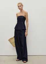 Top palabra de honor de corte peplum y diseño sin mangas, confeccionado en tejido de algodón estilo denim.