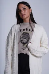 Cárdigan negro de tejido de punto trenzado, sin botones y corte holgado.