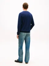 Sweater Tommy Hilfiger de corte regular, confeccionado en mezcla de algodón y lyocell, en color azul marino. Presenta cuello redondo, puños y bajo de punto canalé, y logo bordado en la manga.
