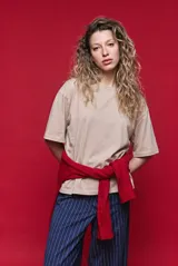 Remera de algodón color beige, con diseño boxy fit, hombros caídos y mangas amplias.