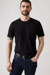 Remera de algodón de corte clásico, color negro, con cuello redondo y logo pequeño bordado en el pecho.