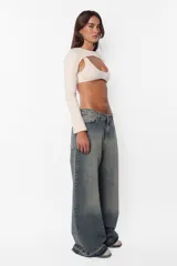 Microtop negro con mangas largas y elástico en todas sus terminaciones.