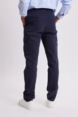 Pantalón cargo de corte ajustado en color azul marino, con bolsillos laterales tipo cargo y cierre frontal.