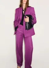 Pantalón sastre color fucsia de tiro bajo, con diseño recto, bolsillos laterales, bolsillos de ribete posteriores y detalle de pinzas.