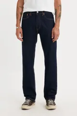 Jean Levi's 505 Regular Fit de hombre, color azul oscuro, de pierna recta, tiro alto y cierre de cremallera. Confeccionado en denim 100% algodón sin elasticidad y diseño de 5 bolsillos.