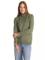 Polera de cuello alto confeccionada en tejido de punto fino, con mangas largas y detalle de tajo en los puños.