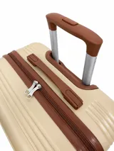 Valija rígida color champagne con diseño texturizado de líneas horizontales y detalles en cuerina marrón. Cuenta con cuatro ruedas dobles multidireccionales.