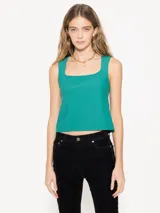 Top color verde esmeralda de tela bifaz con escote cuadrado y espalda descubierta con cierre.