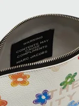 Neceser Marc Jacobs modelo The Wild Daisy Beauty Bag, color blanco con estampado de margaritas de colores y logo de la marca. Tiene cierre superior con cremallera y correa de mano.