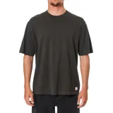 Remera de corte oversize y calce relajado, con cuello redondo y mangas cortas. Presenta un diseño minimalista en color negro con una pequeña etiqueta distintiva en el ruedo inferior.