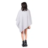 Poncho de tejido de punto en color gris, con textura acanalada diagonal y cuello alto.