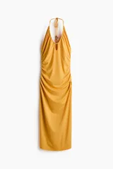 Vestido halter midi de color mostaza, con cuello halter, escote en V y detalles fruncidos en los laterales.