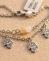 Tobillera doble de acero con dos cuentas de piedra y tres dijes colgantes con forma de mano de Fátima (Hamsa).