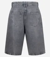 Bermuda de jean para hombre, modelo super baggy, con lavado dirty, bolsillos laterales y cinturón de lazo en la cintura.