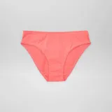 Pack de siete bombachas de corte clásico, confeccionadas en algodón liso en una variedad de colores pasteles y vibrantes, con terminaciones de picot en la cintura y aberturas de piernas.