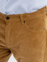 Pantalon de pana de corte recto y color azul marino, con cierre de boton y cremallera.