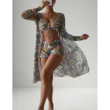 Conjunto de traje de baño de tres piezas con estampado de hojas tropicales en tonos blanco y negro. Incluye un top tipo tankini con cordón ajustable en el centro, un short de tiro alto y una camisa abierta de manga larga tipo salida de baño.