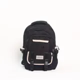 Mochila urbana color negro con detalles en color crema. Cuenta con compartimento principal con cierre, bolsillo frontal con solapa y hebillas ajustables, y bolsillos laterales. Incluye logo JustSport en la parte frontal.