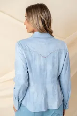 Camisa celeste de napa ecológica con detalle de tachas plateadas, corte recto y puños anchos.