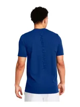 Remera deportiva Under Armour de manga corta, color azul con textura de rejilla. Presenta un diseño ergonómico con ventilación estratégica y construcción prácticamente sin costuras para mayor comodidad durante el entrenamiento.