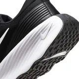 Championes Nike Promina de running, color negro con logo lateral en blanco y suela de plataforma blanca con diseño estriado.