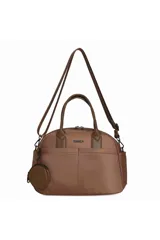 Bolso tipo morral color marrón con detalles en ecocuero, doble asa de mano, correa ajustable y desmontable, bolsillos frontales y laterales, y un monedero redondo colgante con el logo de la marca Trendy.