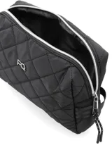 Neceser color beige con diseño acolchado en forma de rombos, cierre de nylon, manija de mano en cinta textil y logo metálico de la marca.