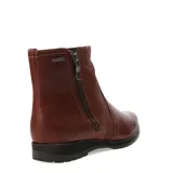 Bota de caña baja marca Bottero, confeccionada en cuero color marrón, con cierre lateral y suela de goma con relieve.