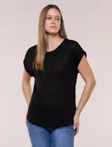 Remera de silueta relajada, de color negro, confeccionada en material de punto liviano. Presenta escote redondo clásico, mangas cortas de hombro caído con dobladillo fijo y ruedo redondeado.