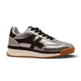 Championes deportivos de diseño urbano, combinando paneles de cuero sintético negro, gamuza marrón y detalles en blanco. Presenta un detalle de estampado animal print en el talón y suela de goma con base dentada.