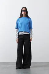 Remera de manga corta con calce relajado y cuello redondo, confeccionada en algodón liso de color azul.