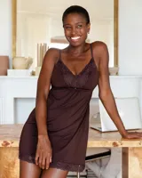 Chemise marrón de seda fría con breteles finos regulables y apliques de encaje en escote y ruedo.