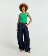 Top cropped musculosa de mujer, color marrón oscuro, confeccionado en tejido ribana acanalado, con cuello redondo y sin mangas.