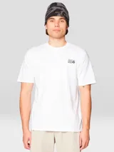 Camiseta de manga corta color blanco, confeccionada en jersey 100% algodón liviano. Presenta un pequeño gráfico serigrafiado en el pecho izquierdo y un gráfico grande enmarcado en la espalda.