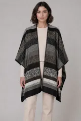 Ruana abierta con diseño de rayas horizontales en tonos tierra, verde y negro, con detalles de texturas estampadas y bordes con costura decorativa.