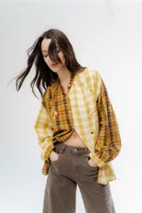 Camisa de algodón con diseño de patchwork a cuadros en tonos tierra, con cuello mao, cierre frontal de botones y detalles de apliques bordados.