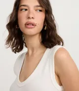 Blusa sin mangas de Blue Steel, confeccionada en tejido de algodón acanalado con escote en V profundo. Presenta un diseño ajustado al cuerpo y textura vertical en relieve.