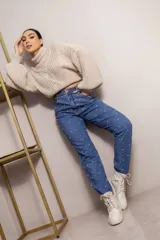 Pantalón de jean azul con apliques de perlas sintéticas.
