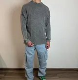 Buzo de corte oversize confeccionado en tela waffle de algodón, con cuello redondo y diseño de hombros caídos.